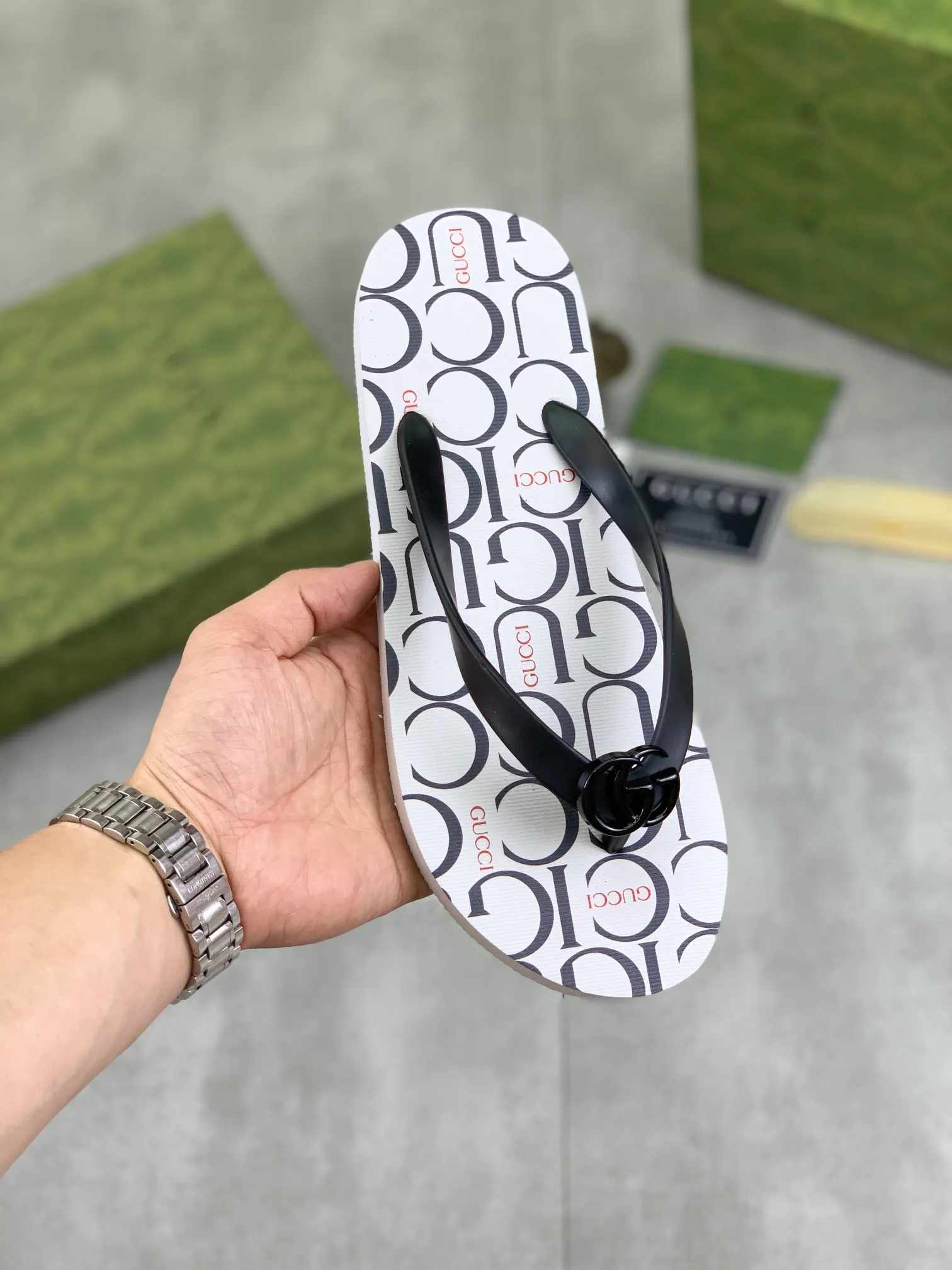 Men's men's shoes 💰P220💰【New style】🆘【GUCCI】Official website's popular Gucci adult couple 🧑‍🤝‍🧑 style, children's flip-flops are on sale at the counter simultaneously! Original fabric imported from Italy. Original bottom provided by the original factory. Size: Adult 36-45. Children’s size: 30-37. Multiple colors available.